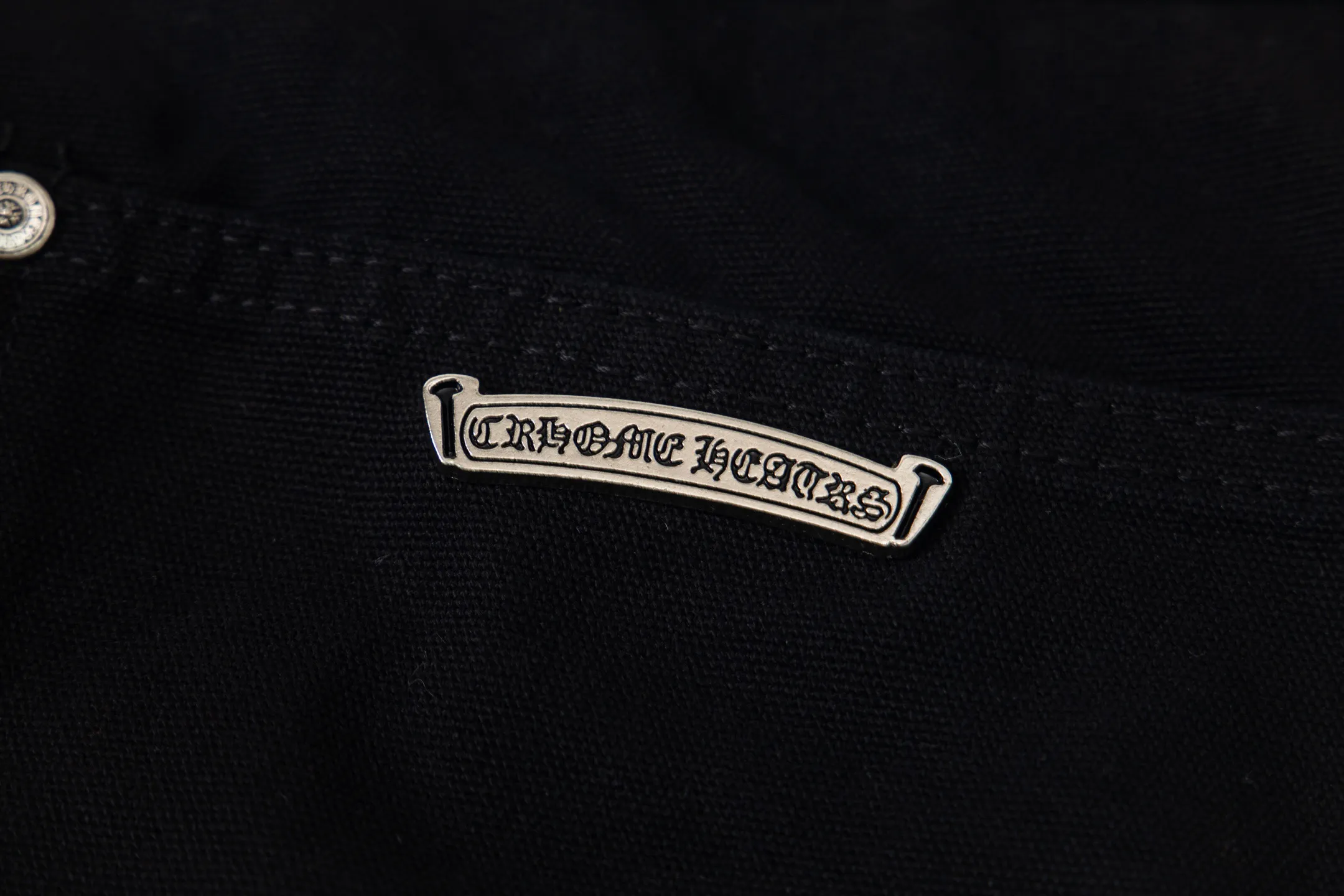P260 Chrome Hearts Black Timber Pants Red Leather and White Leather Elements Washed Jeans True to restore the ultimate vintage texture Three-dimensional version Loose and comfortable, not picky about body shape Makes you look taller and slimmer Factory Seiko Original factory quality control Same style for men and women Can be matched with couples Versatile recommendation Necessary jeans for all seasons Hipsters have been disappointed From the quality selection of fabrics, the tailoring of details, and the matching of patterns are impeccable! The upper body is so handsome when worn...it can be easily worn by men, women and children! The craftsmanship is made of heavy-duty washed pure cotton denim fabric. After washing, it is soft and thick. It is very stylish when worn on the body. Style number: 1773# Color: black Size: 28 30 32 34 36